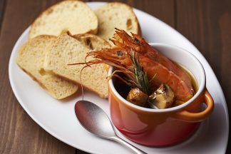 エビとマッシュルームのアヒージョ