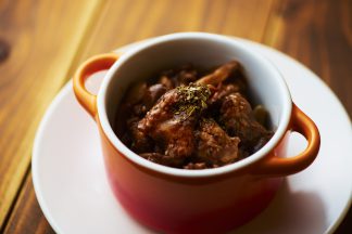 牛すじの赤ワイン煮込み